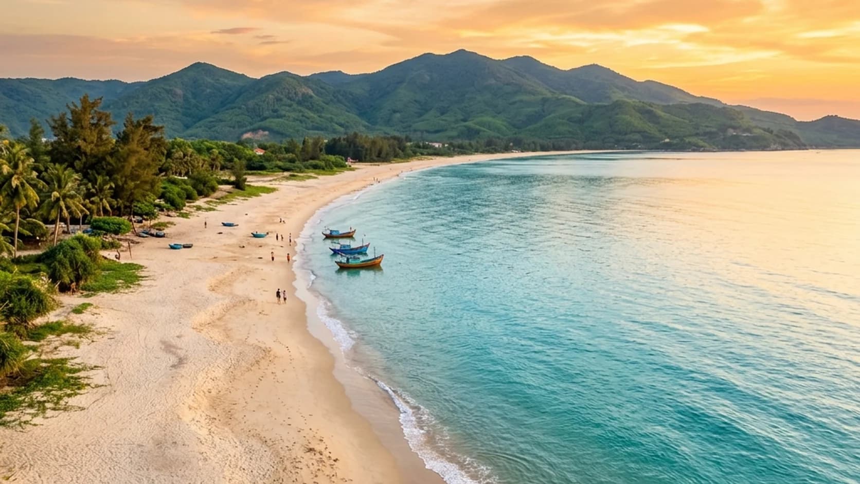 Bãi biển Thiên Cầm trải dài dưới nắng chiều với núi Thiên Cầm ở phía xa