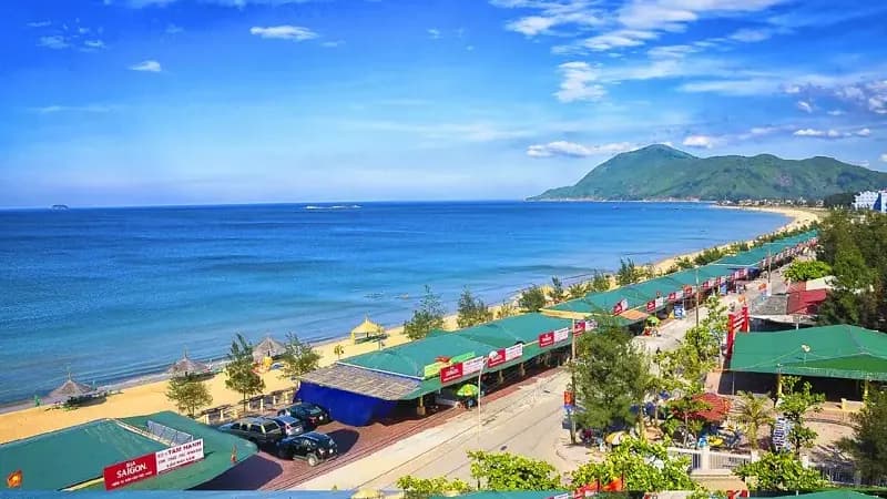 Khung cảnh bãi biển Thiên Cầm xanh mát hoang sơ uốn lượn dưới nắng chiều