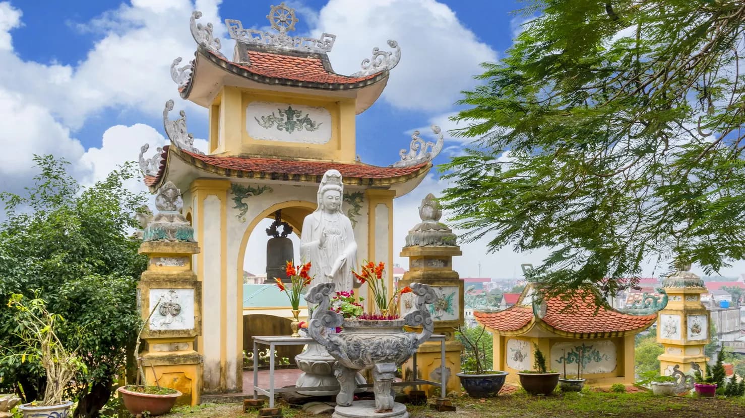 Cổng tam quan chùa Cầm Sơn cổ kính yên bình trên đỉnh núi Thiên Cầm