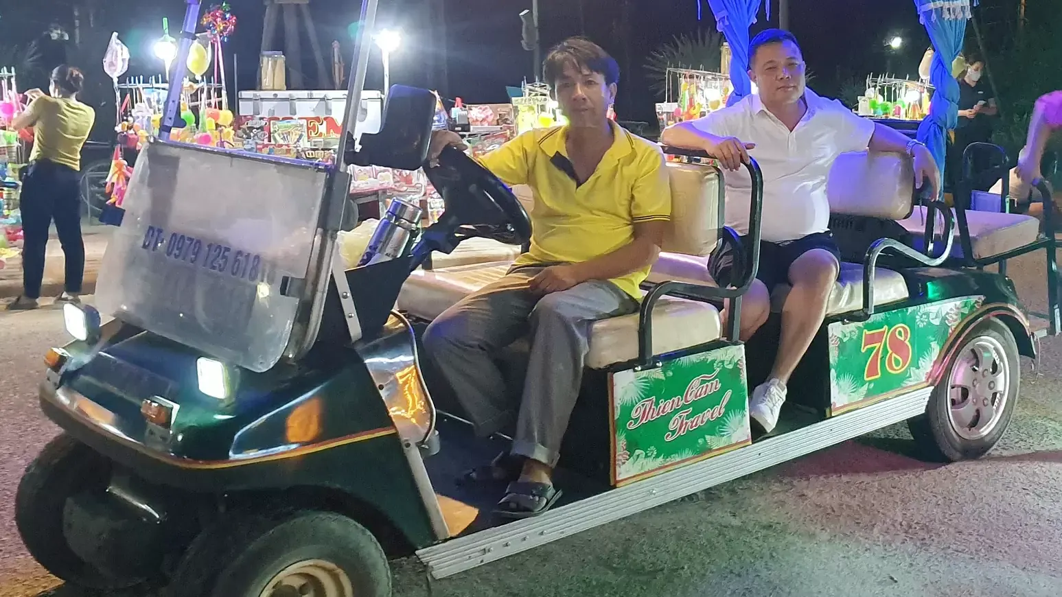 Xe điện du lịch đậu ven đường sẵn sàng phục vụ khách du lịch tại Thiên Cầm