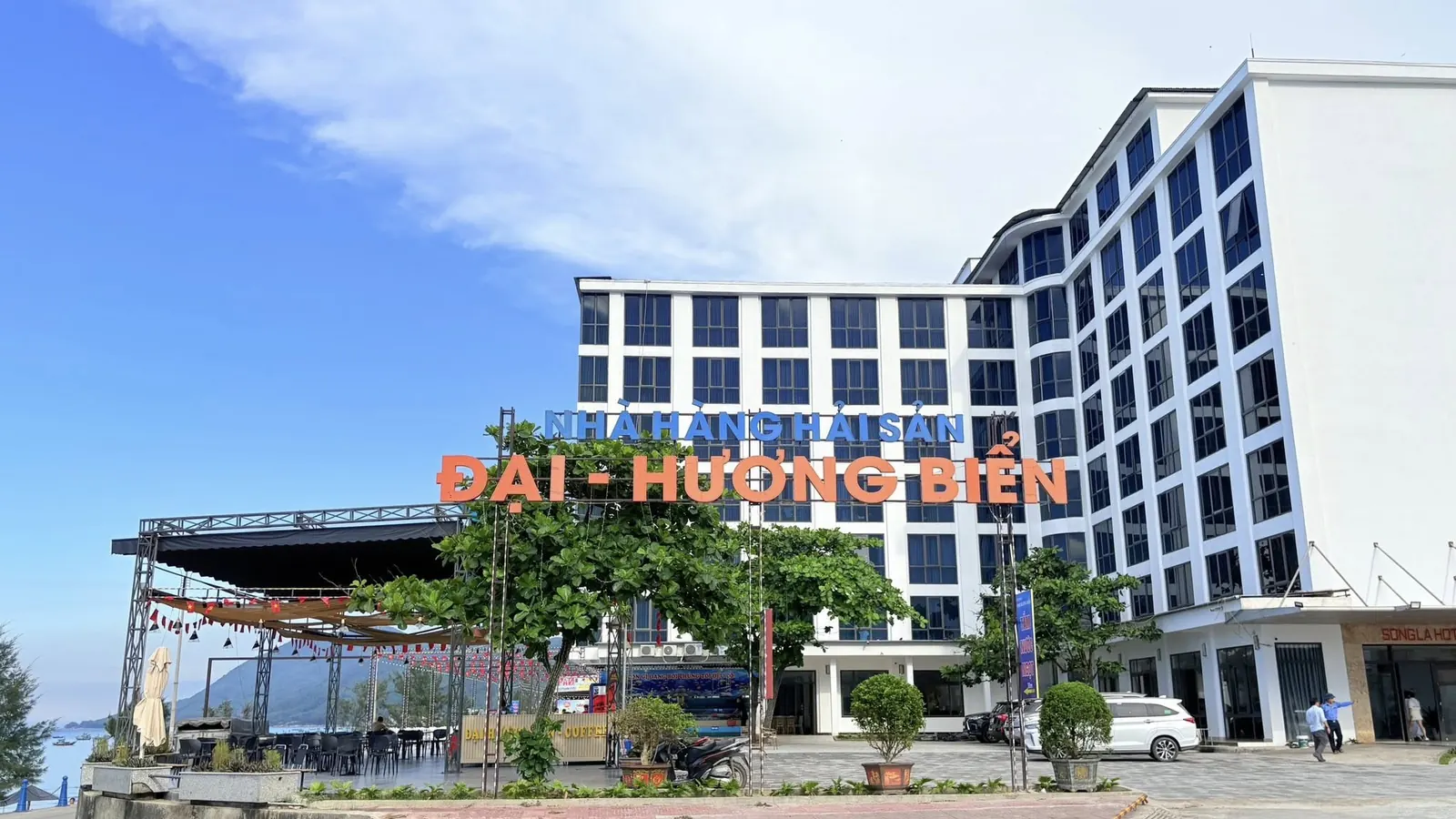Mặt tiền nhà hàng Đại Hương Biển rộng rãi, có chỗ đậu xe và vị trí dễ tìm ngay sát bãi tắm Thiên Cầm