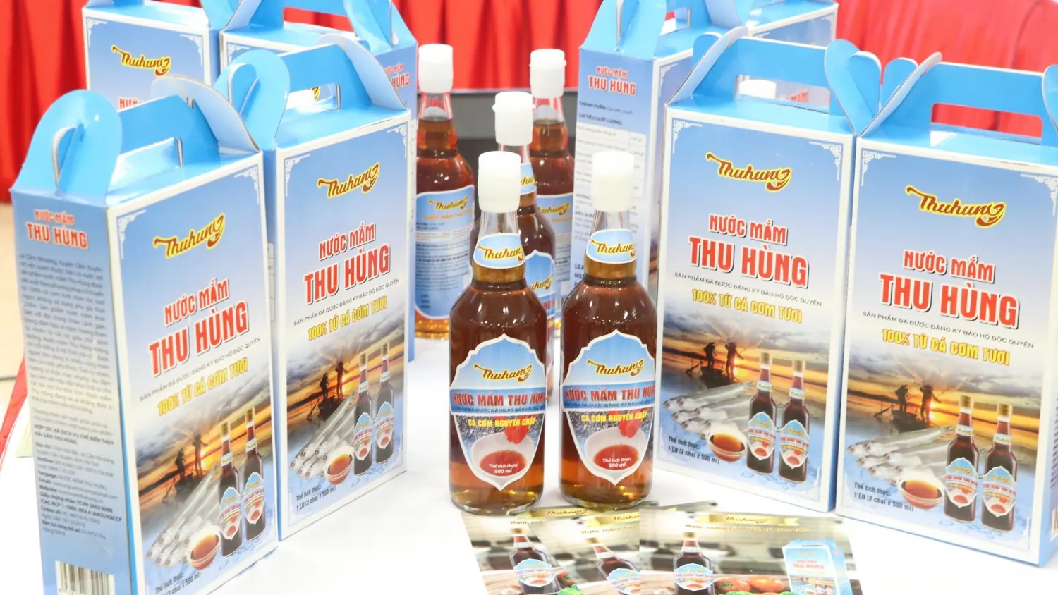Chai nước mắm truyền thống Cẩm Nhượng với sắc vàng cánh gián sậm đặc trưng
