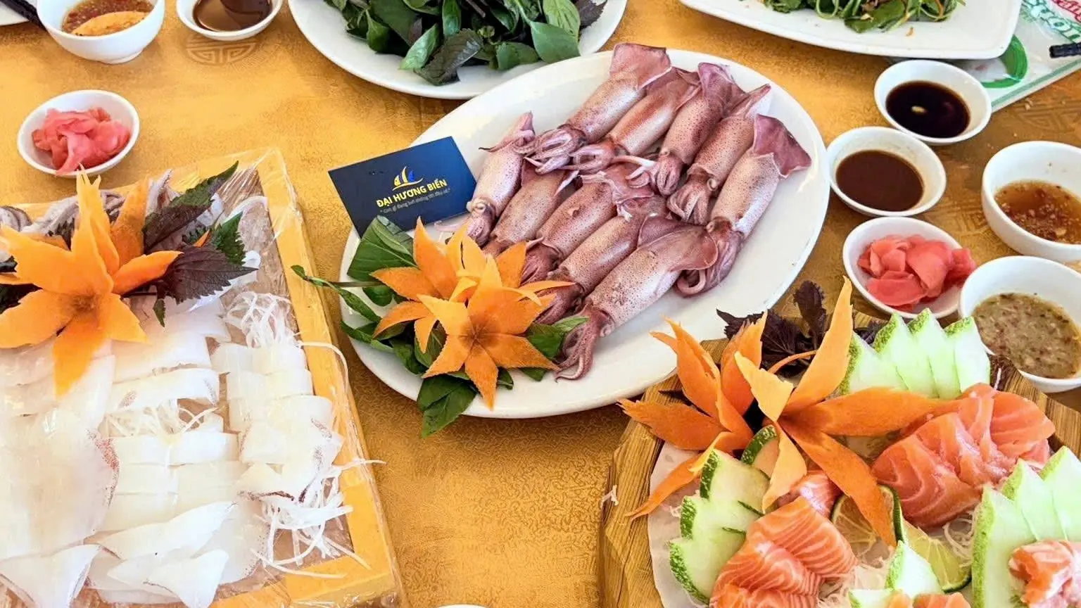 Bàn tiệc ăn tối hải sản của đoàn khách sau buổi chiều chơi hoạt động ngoài trời