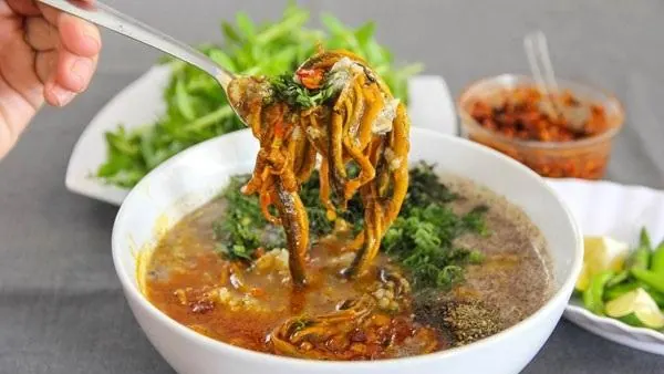 Bát cháo lươn xứ Nghệ thơm nồng cay nhẹ rắc hành tăm tía tô giúp kích thích vị giác và bồi bổ sức khỏe