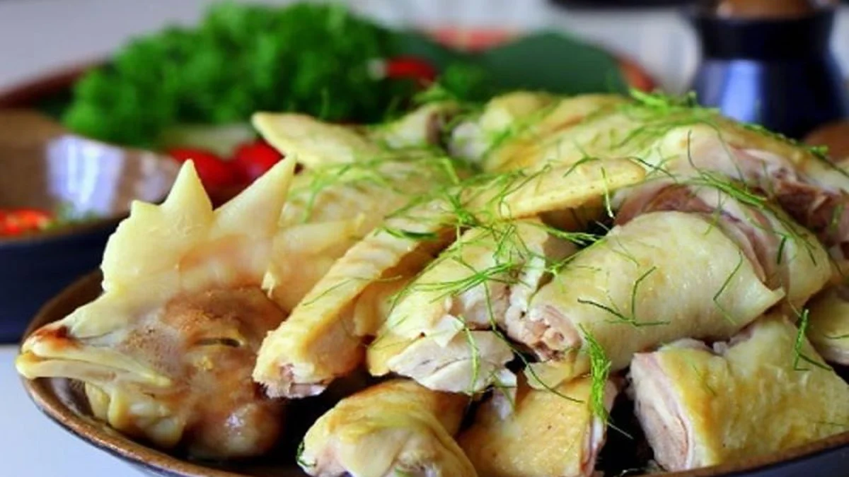 Đĩa thịt gà đồi cỏ hấp lá chanh vàng óng giòn dai đậm vị quê hương