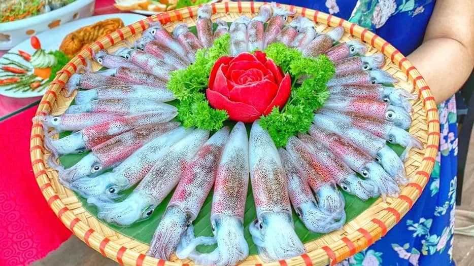 Những con mực nhảy tươi rói lấp lánh ánh kim vừa đánh bắt từ thuyền chài