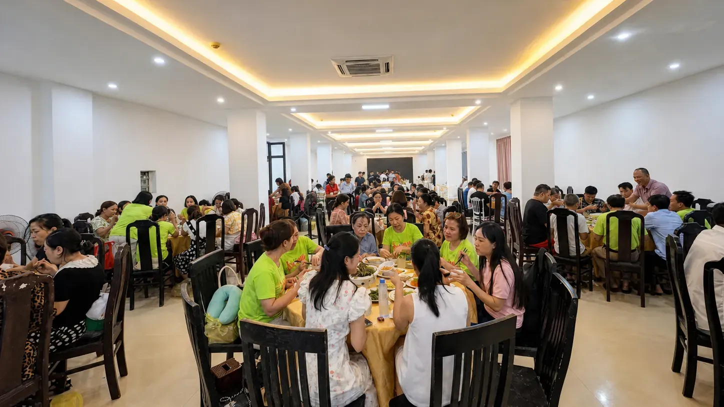Không gian sảnh tiệc trong nhà tại nhà hàng phục vụ các đoàn khách du lịch dùng bữa chung