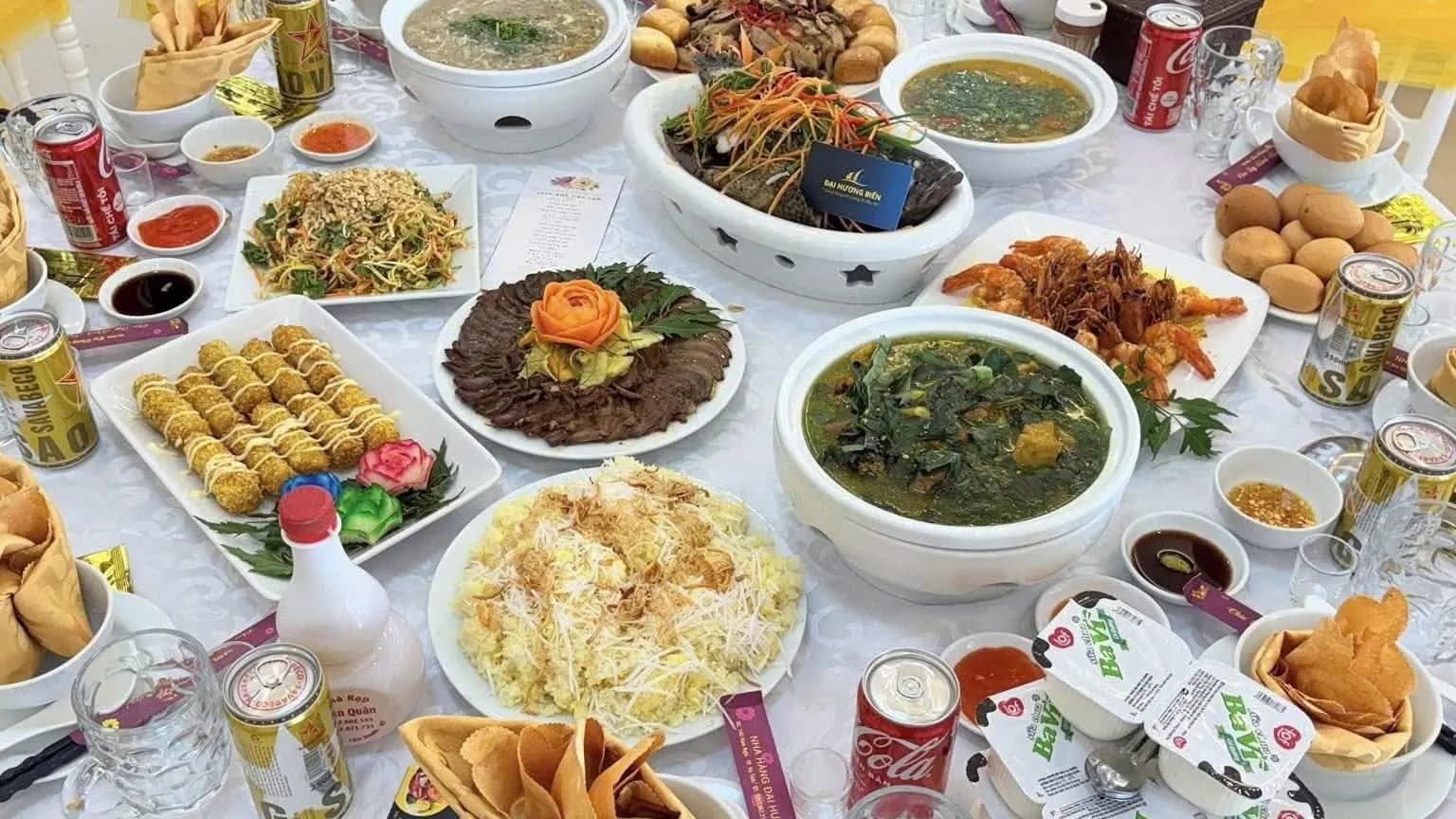Bàn ăn set menu hải sản khách đoàn với các món tôm, mực và món ăn kèm được setup sẵn