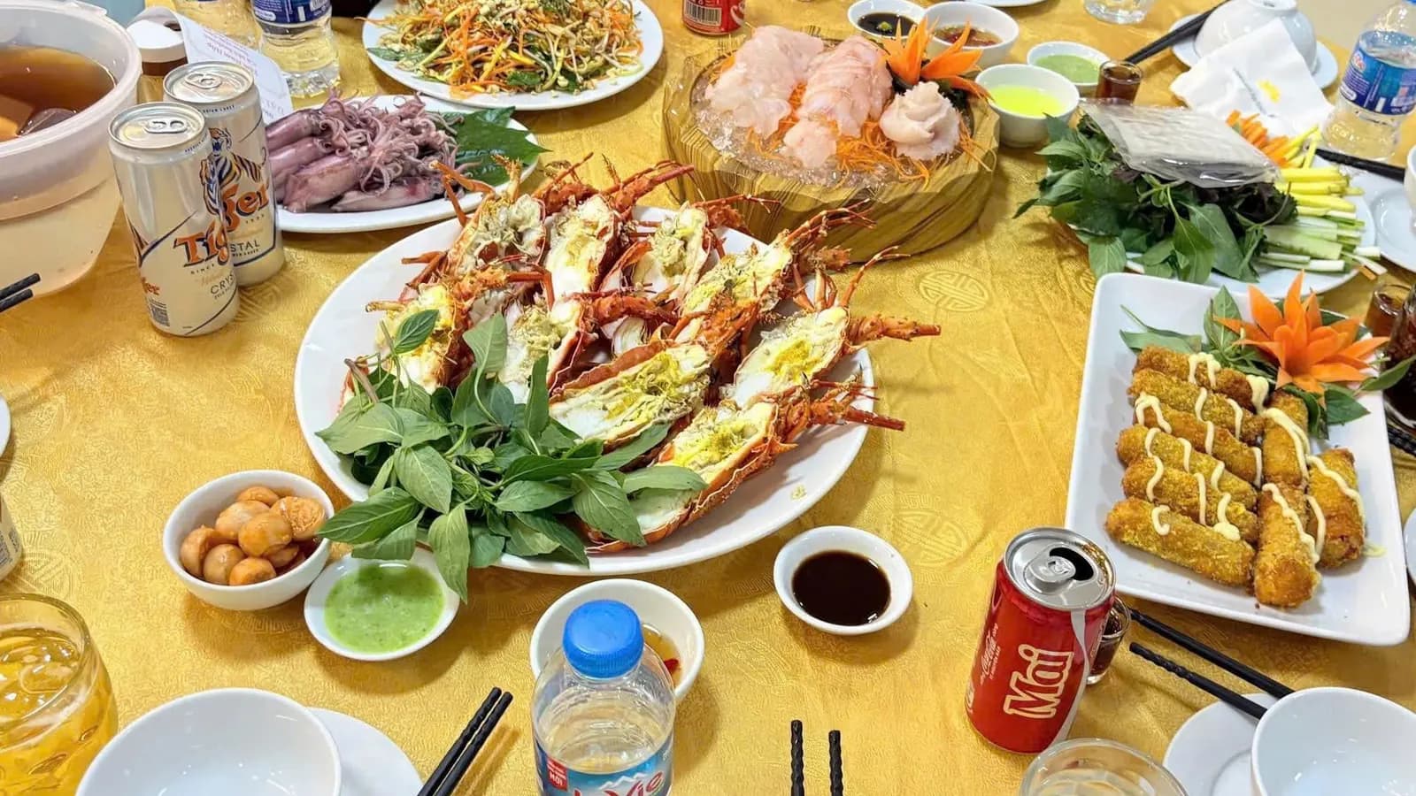 Set menu hải sản thịnh soạn với các món cua, mực nhảy và đồ xào phục vụ khách đoàn