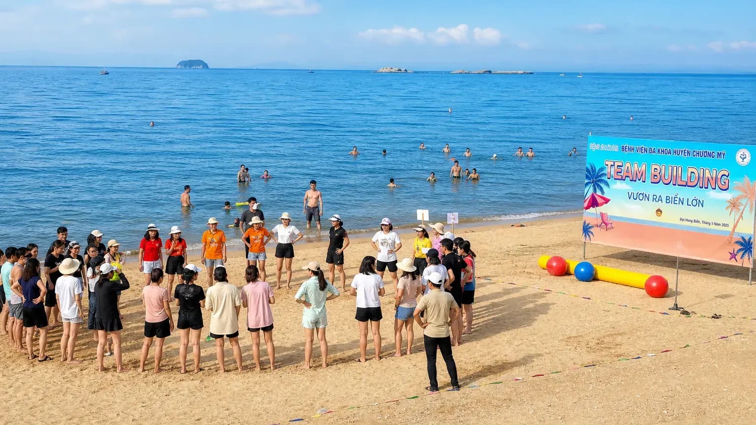Đoàn khách tham gia trò chơi vận động tập thể đầy năng lượng trên bãi biển Thiên Cầm
