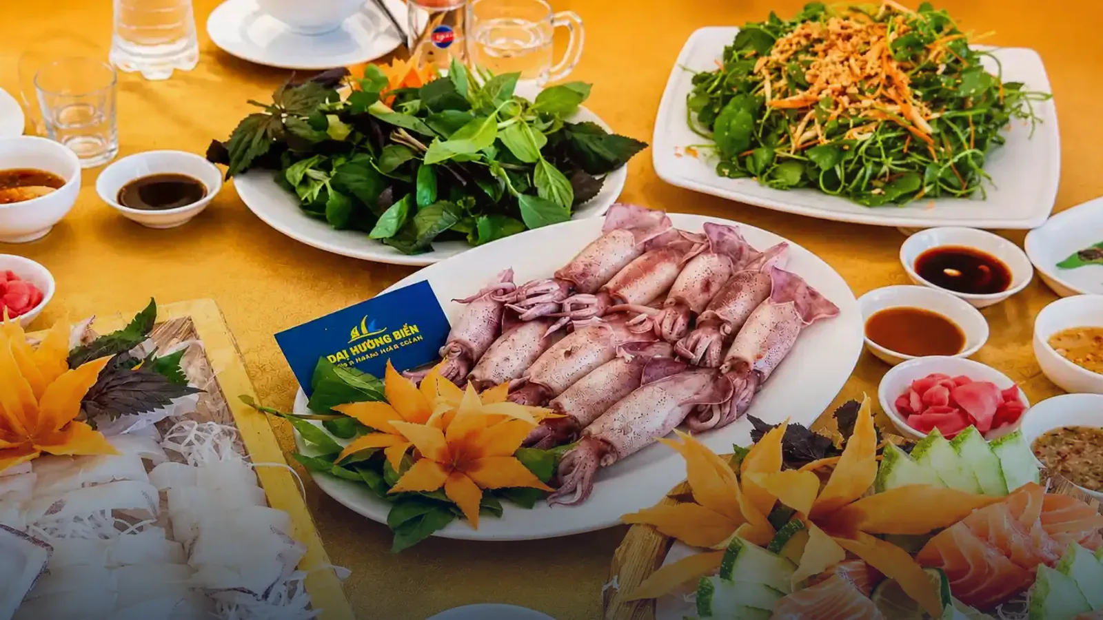 Mâm cơm hải sản khách đoàn Đại Hương Biển Thiên Cầm